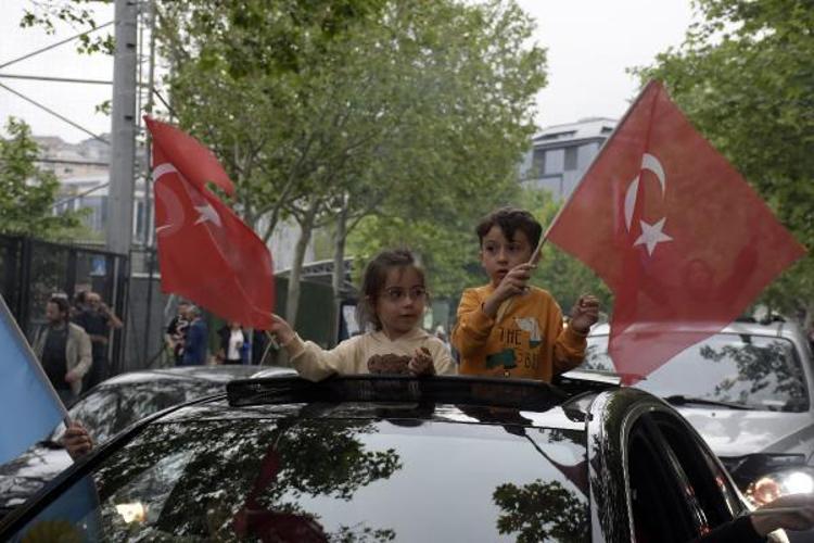 Seçim sonuçları sonrası coşku sokaklara taştı İşte yurdun dört bir yanından zafer kareleri