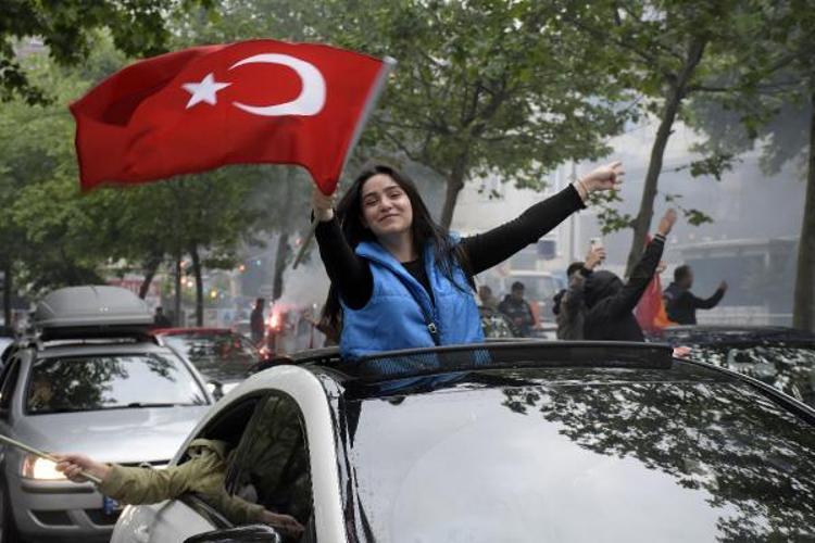 Seçim sonuçları sonrası coşku sokaklara taştı İşte yurdun dört bir yanından zafer kareleri