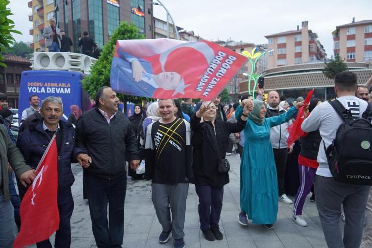Seçim sonuçları sonrası coşku sokaklara taştı İşte yurdun dört bir yanından zafer kareleri