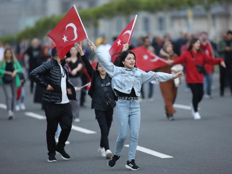 Seçim sonuçları sonrası coşku sokaklara taştı İşte yurdun dört bir yanından zafer kareleri