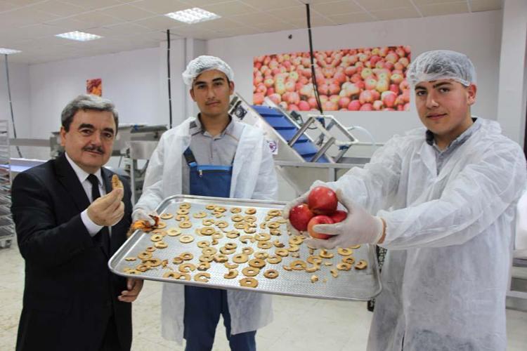 Elma cipsi üretimine başlayan öğrencilerin hedefleri büyük