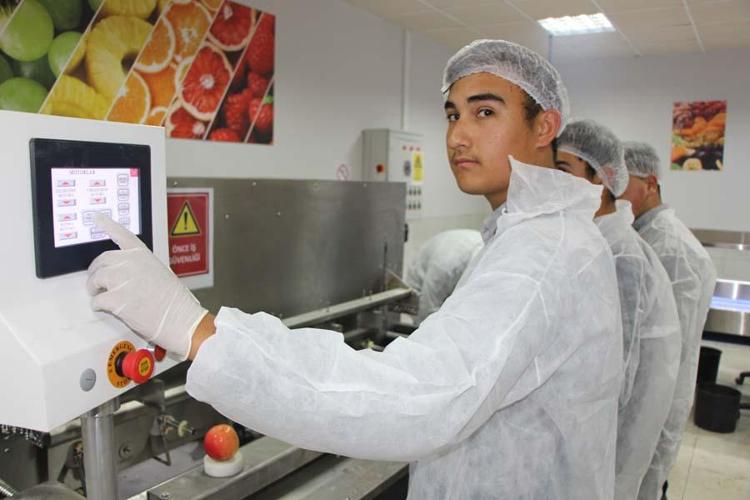 Elma cipsi üretimine başlayan öğrencilerin hedefleri büyük