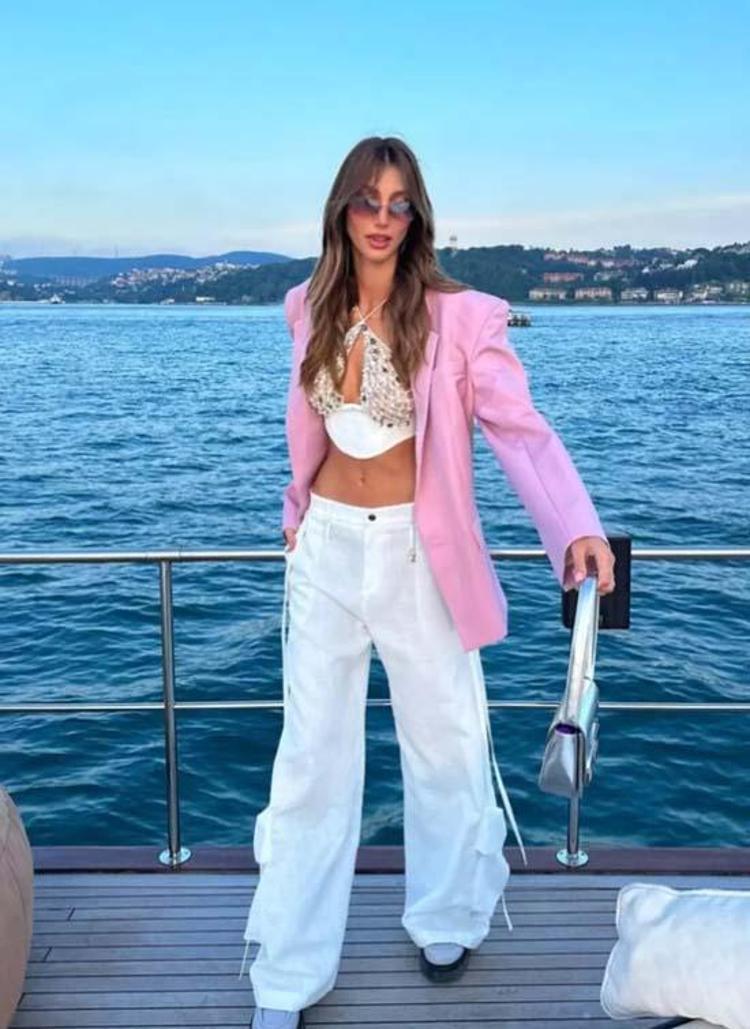 Şevval Şahinden bikinili paylaşım