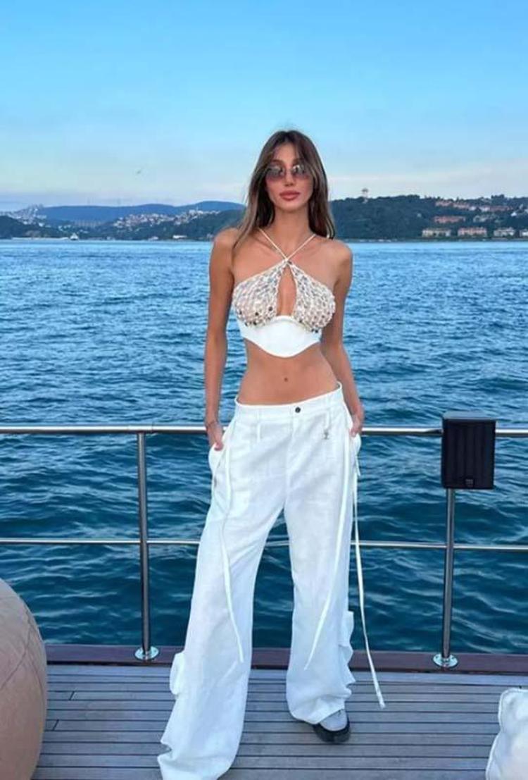 Şevval Şahinden bikinili paylaşım