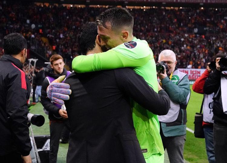 Galatasarayda Muslera dönemi sona mı eriyor Yeni kaleci bile belli oldu