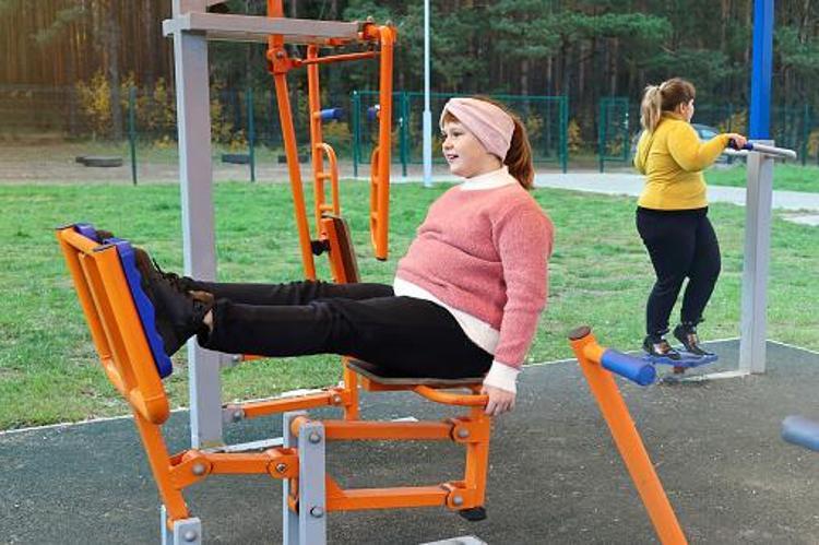 YÜKSEK KALORİLİ YİYECEKLER OBEZİTEYE ZEMİN HAZIRLAYABİLİR