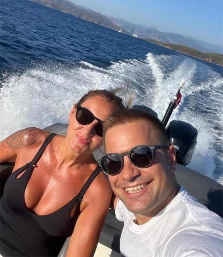 ADAMIN BENİMLE GEÇİNMEYE GÖNLÜ VAR