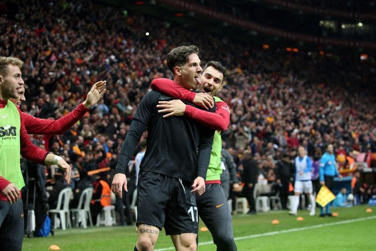 Galatasarayın ilk transferi 17 yaşında bir yerli Dursun Özbek Selçuk İnanın kapısını çaldı
