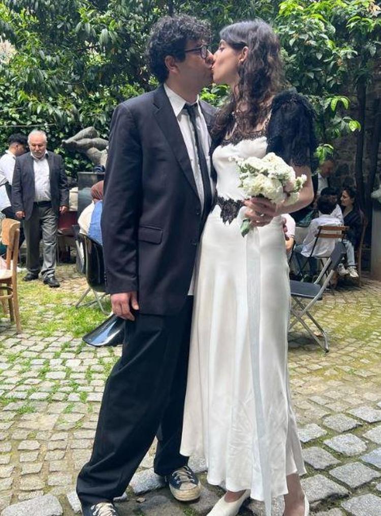 Öykü Baştaş ile Furkan Temir evlendi Bari adamın gömleğini ütüleseydiniz
