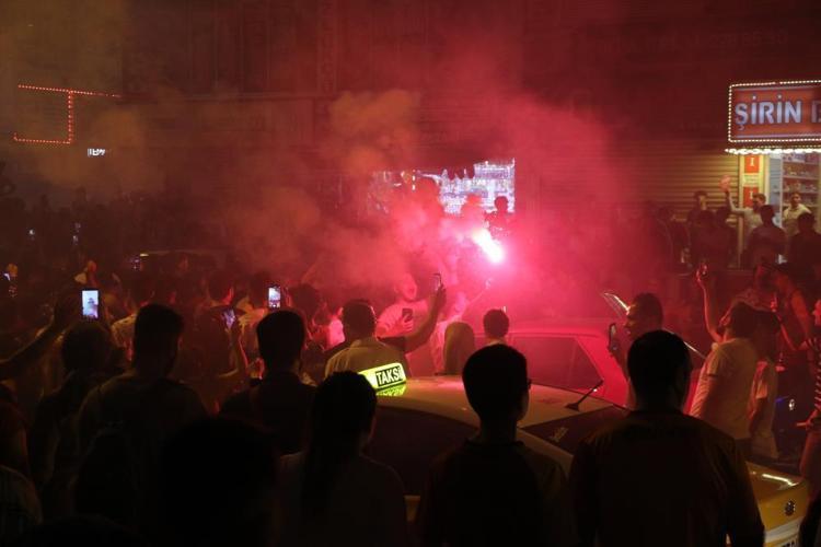 Galatasaray taraftarı sokaklara döküldü İşte tüm yurttan kutlama görüntüleri