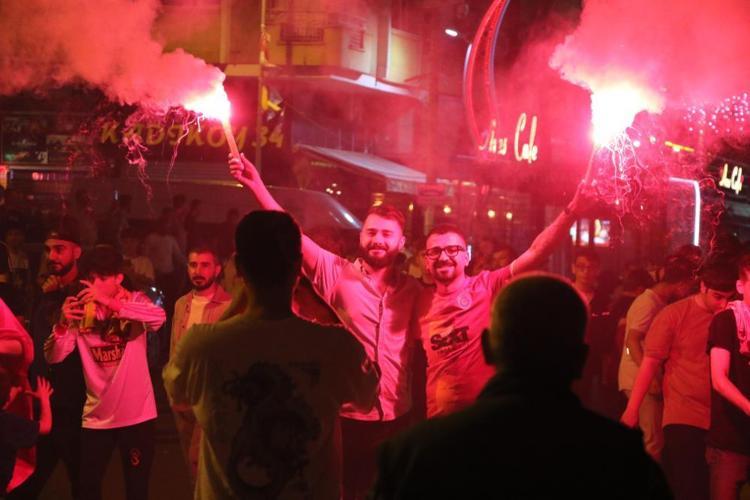 Galatasaray taraftarı sokaklara döküldü İşte tüm yurttan kutlama görüntüleri