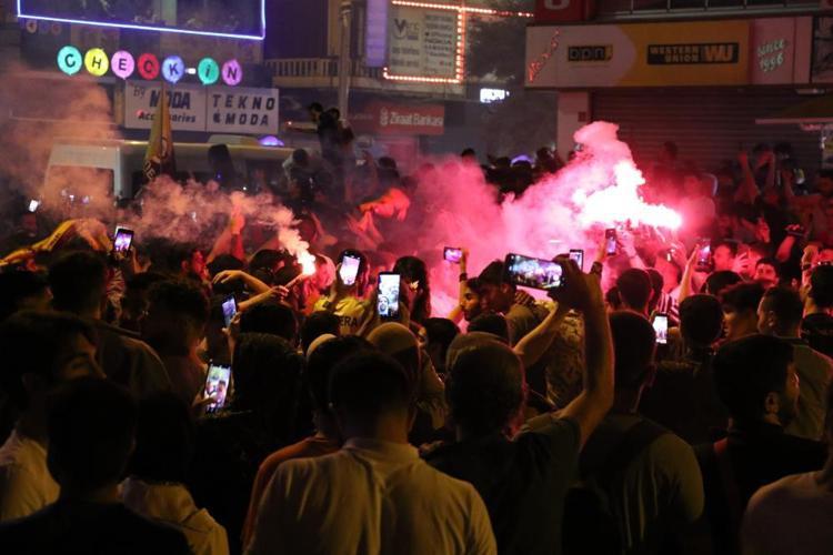 Galatasaray taraftarı sokaklara döküldü İşte tüm yurttan kutlama görüntüleri