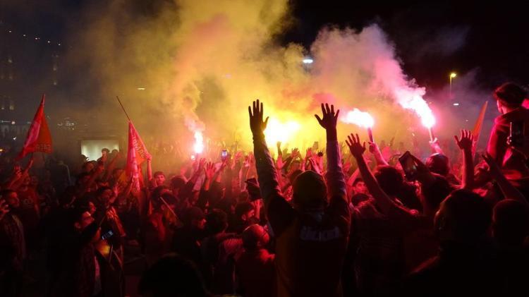 Galatasaray taraftarı sokaklara döküldü İşte tüm yurttan kutlama görüntüleri