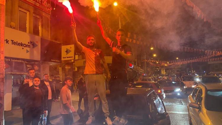 Galatasaray taraftarı sokaklara döküldü İşte tüm yurttan kutlama görüntüleri