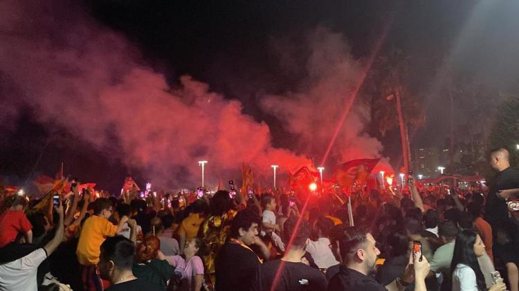 Galatasaray taraftarı sokaklara döküldü İşte tüm yurttan kutlama görüntüleri