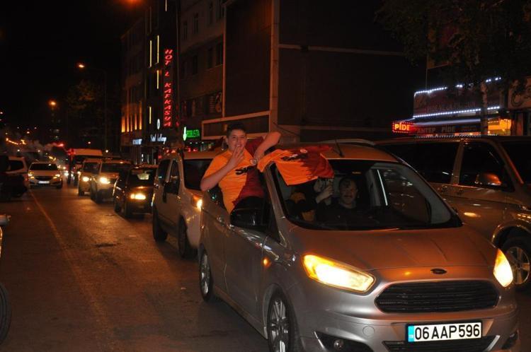 Galatasaray taraftarı sokaklara döküldü İşte tüm yurttan kutlama görüntüleri