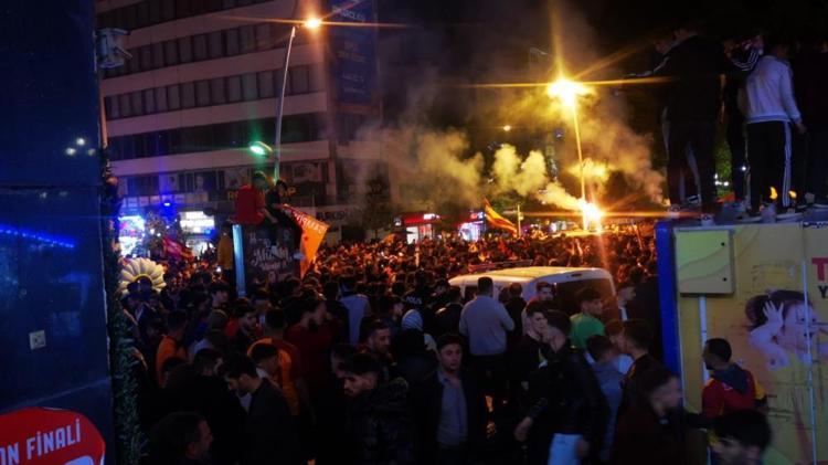 Galatasaray taraftarı sokaklara döküldü İşte tüm yurttan kutlama görüntüleri