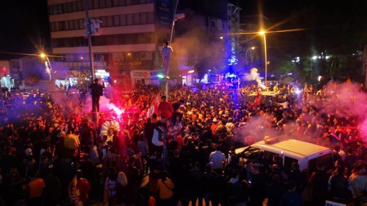 Galatasaray taraftarı sokaklara döküldü İşte tüm yurttan kutlama görüntüleri