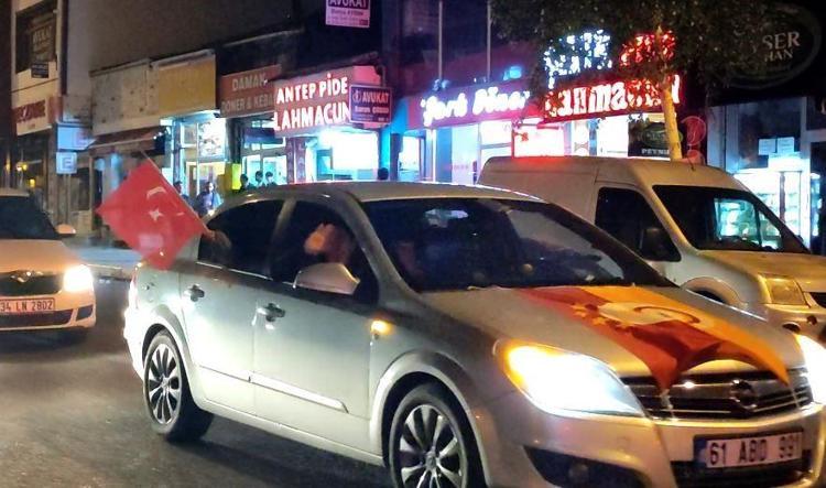Galatasaray taraftarı sokaklara döküldü İşte tüm yurttan kutlama görüntüleri