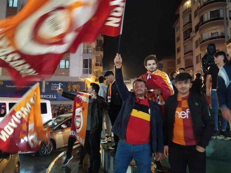 Galatasaray taraftarı sokaklara döküldü İşte tüm yurttan kutlama görüntüleri