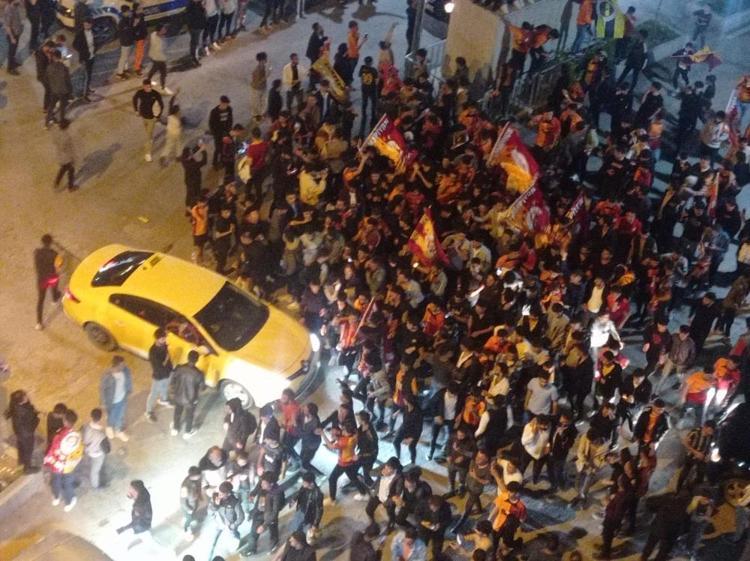 Galatasaray taraftarı sokaklara döküldü İşte tüm yurttan kutlama görüntüleri