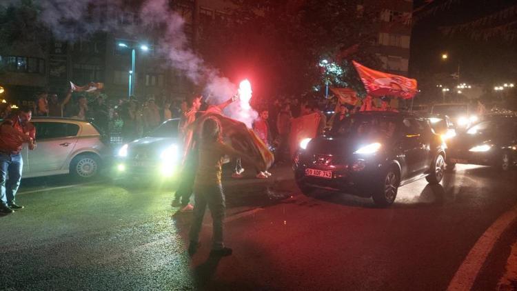 Galatasaray taraftarı sokaklara döküldü İşte tüm yurttan kutlama görüntüleri