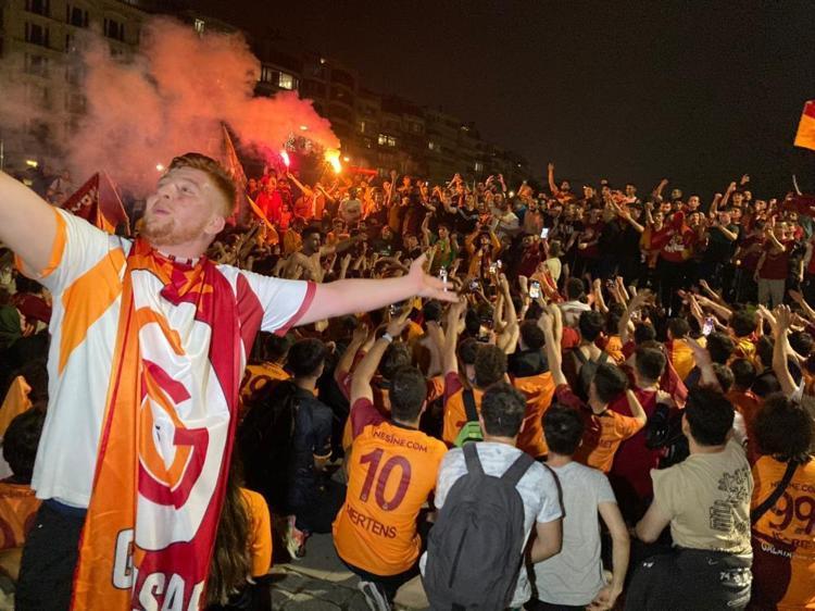 Galatasaray taraftarı sokaklara döküldü İşte tüm yurttan kutlama görüntüleri
