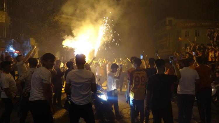 Galatasaray taraftarı sokaklara döküldü İşte tüm yurttan kutlama görüntüleri