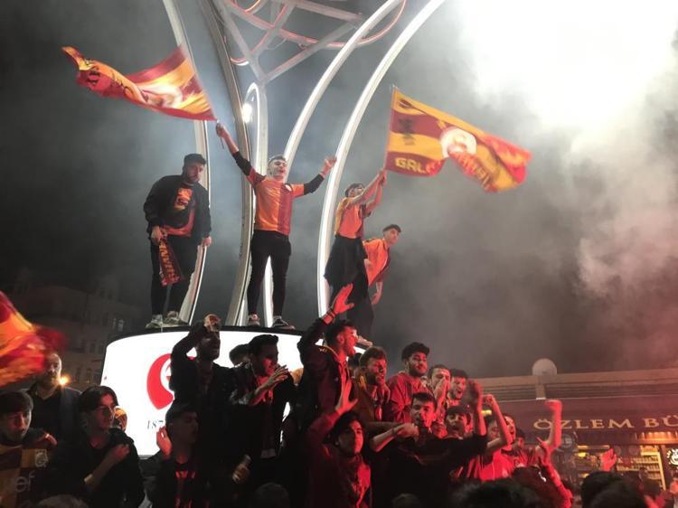Galatasaray taraftarı sokaklara döküldü İşte tüm yurttan kutlama görüntüleri