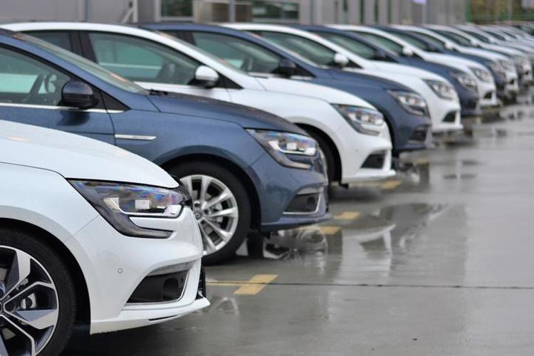 Sıfır ve ikinci el araba fiyatları düşecek mi Araç alacaklara kritik uyarı