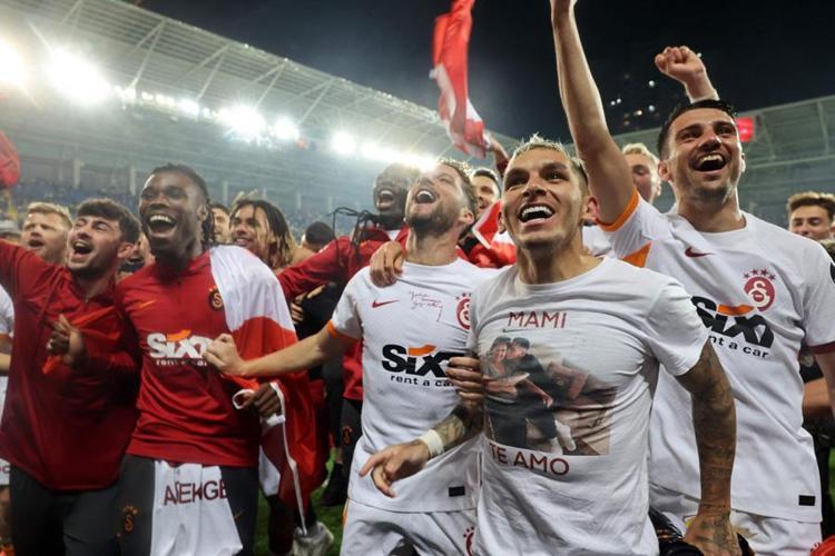 Galatasaray Cumhuriyetin 100. yılında şampiyon oldu Okan Buruk 30 yıl sonra Ankarada yine tarih yazdı