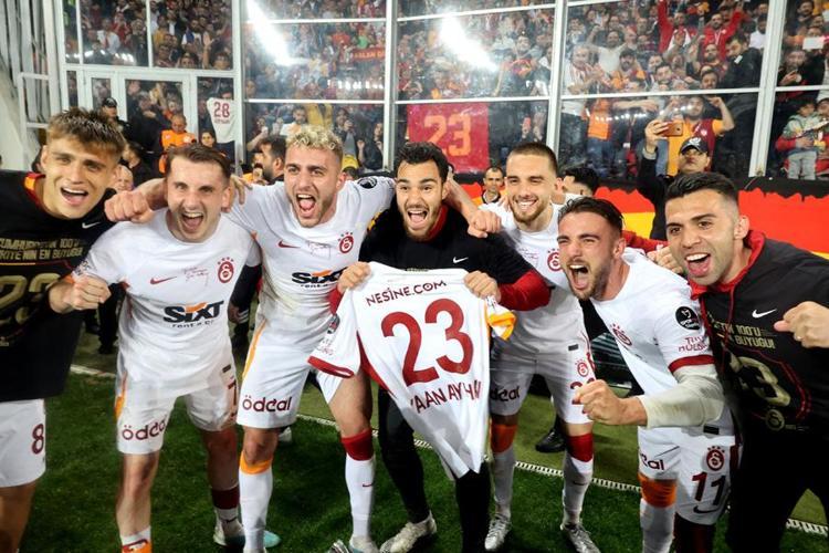 Galatasaray Cumhuriyetin 100. yılında şampiyon oldu Okan Buruk 30 yıl sonra Ankarada yine tarih yazdı