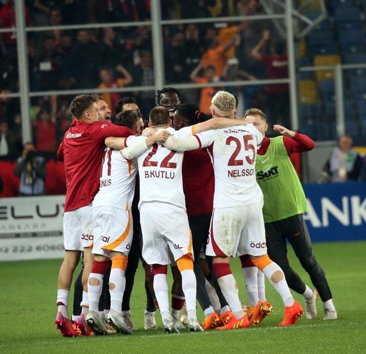 Galatasarayın 23. şampiyonluğunu ünlüler böyle kutladı: Anlayamazsınız