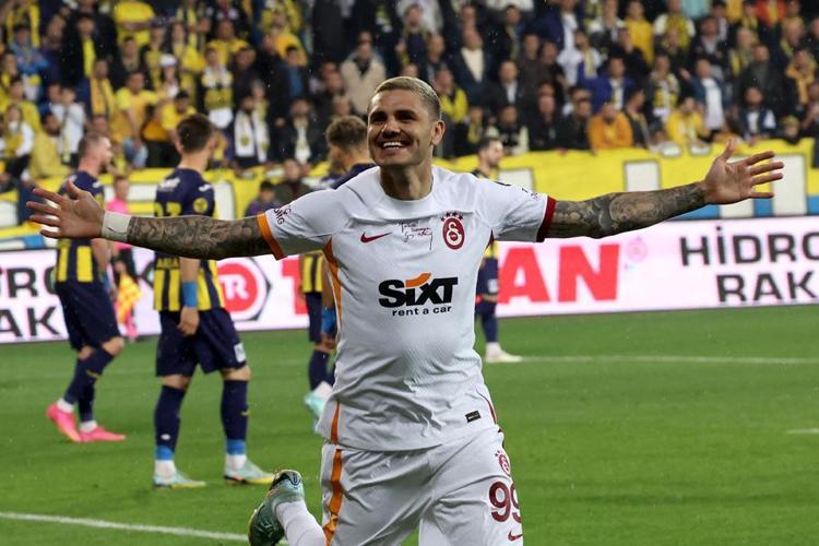 Dün şampiyonluk kutlamalarına katıldı bugün eşyalarını topladı Galatasarayda ilk ayrılık...