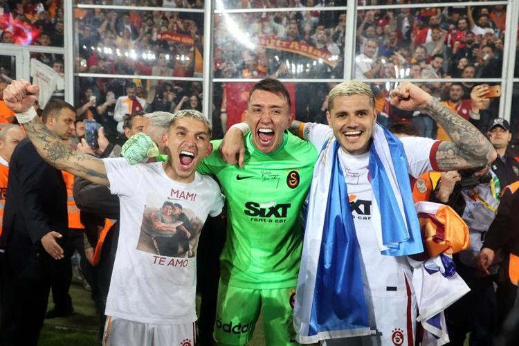 Ozan Kabak kendi gelmiyor ama kankasını Galatasaraya gönderiyor 10 yıllık sorun çözüldü