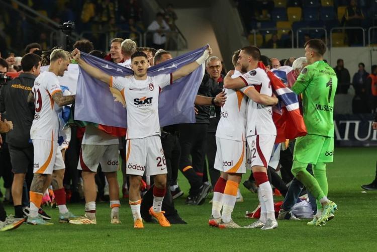 Ozan Kabak kendi gelmiyor ama kankasını Galatasaraya gönderiyor 10 yıllık sorun çözüldü