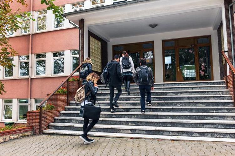 Ortaokul devamsızlık sınırı 2023 Ortaokulda devamsızlık hakkı kaç gün, ortaokulda devamsızlıktan kalma var mı