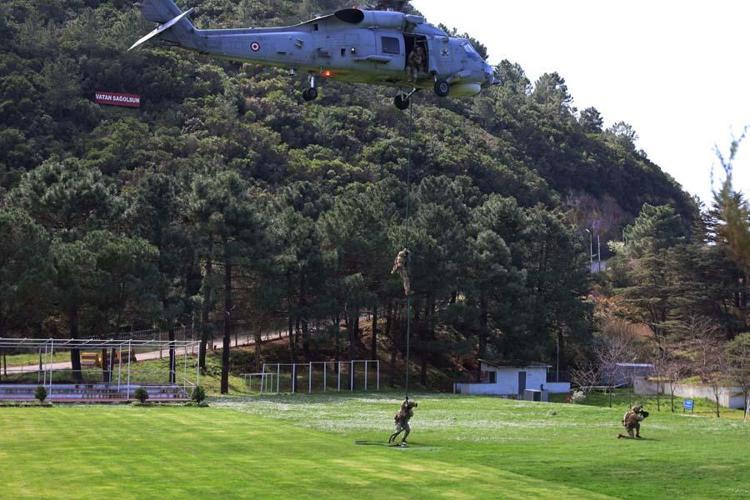 SAT Komandolarının helikopter destekli harbe hazırlık eğitimi nefes kesti