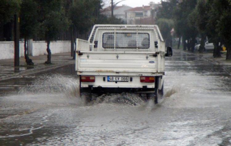 Meteoroloji son dakika uyardı: Yağmur dalgası illeri fena vuracak Sel, fırtına, hortum alarmı