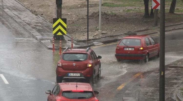 Meteoroloji son dakika uyardı: Yağmur dalgası illeri fena vuracak Sel, fırtına, hortum alarmı