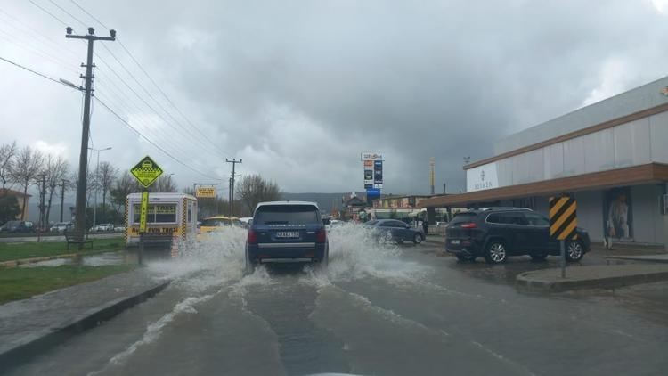 Meteoroloji son dakika uyardı: Yağmur dalgası illeri fena vuracak Sel, fırtına, hortum alarmı