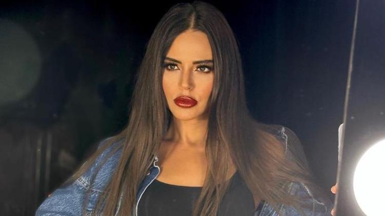 Galatasaraydan şarkıcı Simge Sağına şampiyonluk daveti