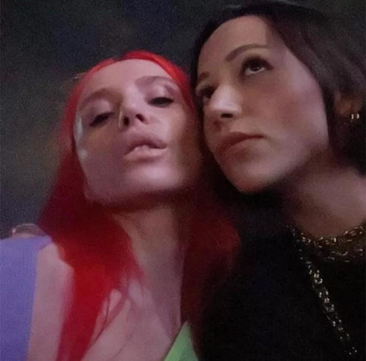 Zeynep Bastık, Gülşen ve Edisten Türkçe pop tatilde pozu