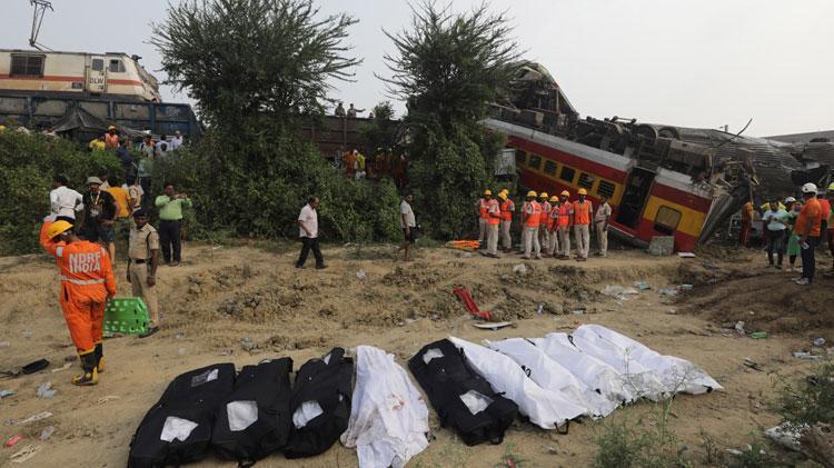 Hindistan’daki tren kazası felaketinde 260 kişi hayatını kaybetti Yaralılar dehşet anlarını anlattı: Dışarı çıktığımda etrafa dağılmış uzuvlar gördüm