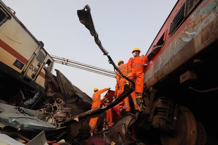 Hindistan’daki tren kazası felaketinde 260 kişi hayatını kaybetti Yaralılar dehşet anlarını anlattı: Dışarı çıktığımda etrafa dağılmış uzuvlar gördüm