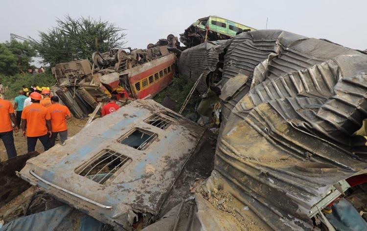 Hindistan’daki tren kazası felaketinde 260 kişi hayatını kaybetti Yaralılar dehşet anlarını anlattı: Dışarı çıktığımda etrafa dağılmış uzuvlar gördüm