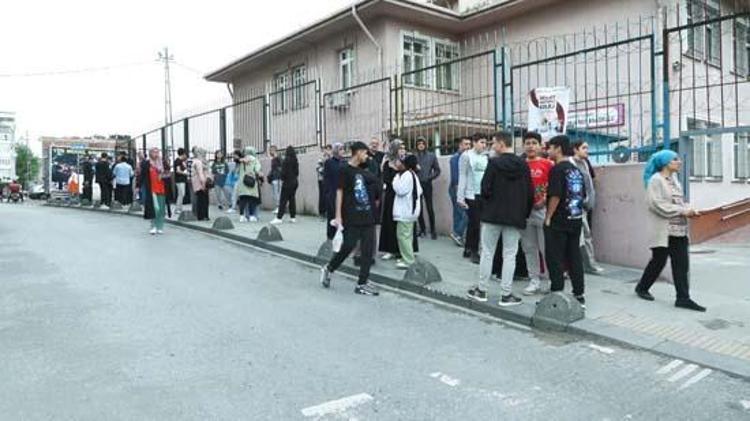 LGS heyecanı başladı Abisinin kimliğini koşarak yetiştirdi