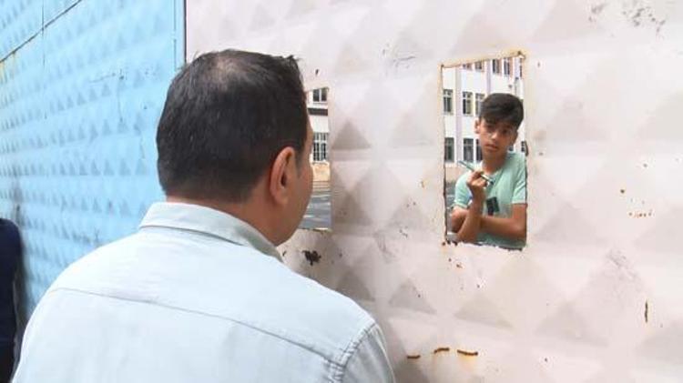 LGS heyecanı başladı Abisinin kimliğini koşarak yetiştirdi