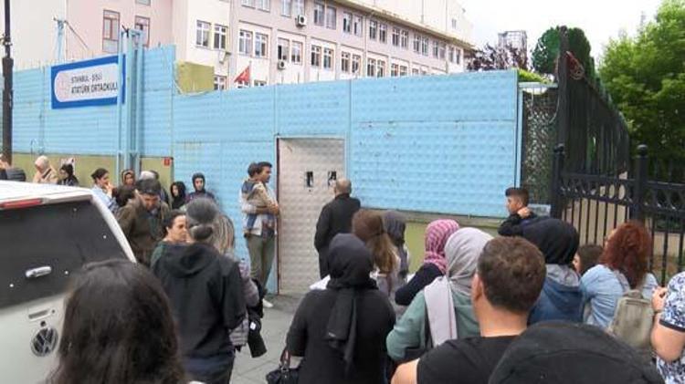 LGS heyecanı başladı Abisinin kimliğini koşarak yetiştirdi