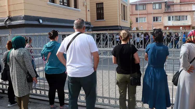 LGS heyecanı başladı Abisinin kimliğini koşarak yetiştirdi